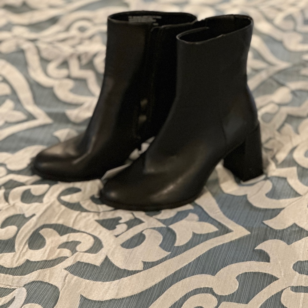 NWT 2 1/2 inch heel, size 7 1/2, black bootie